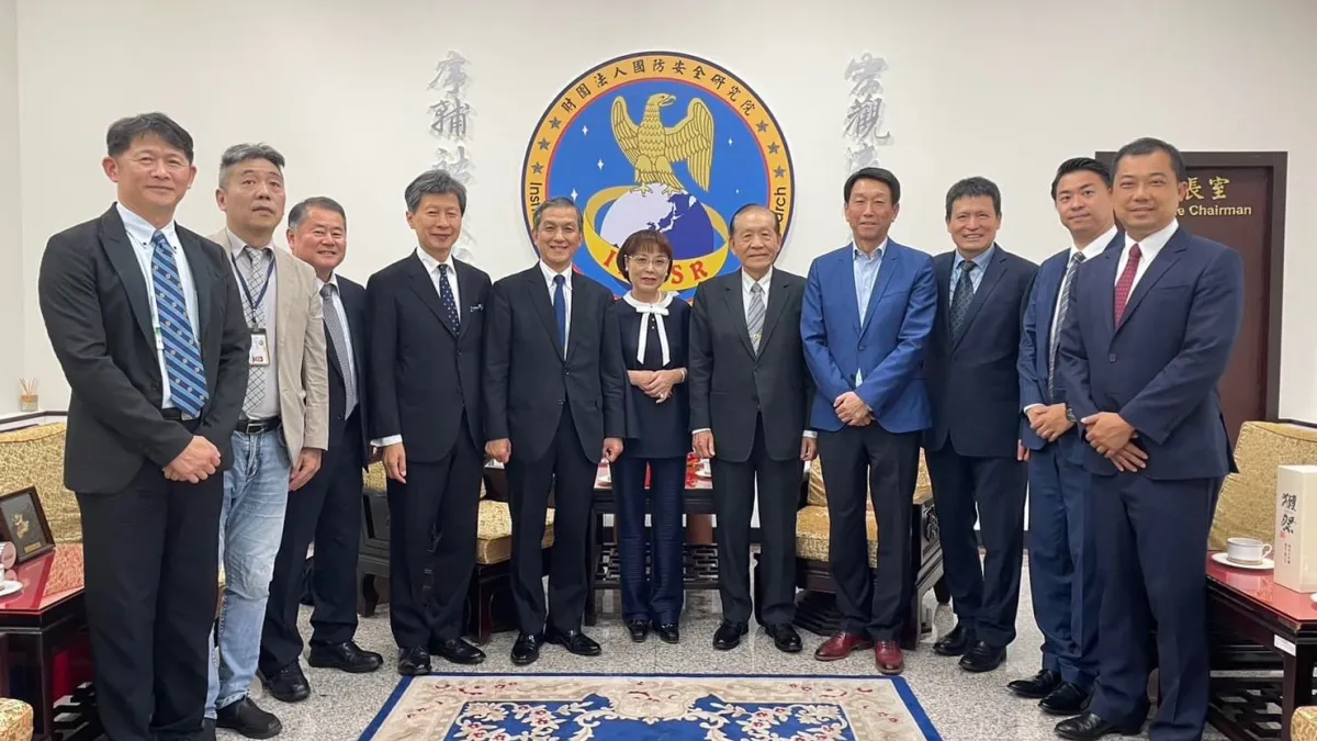 日本戰略研究論壇(JFSS)秘書長長野禮子(中),在6月6日首度率領前自衛隊高階將領訪問國防安全研究院。(取自國防院臉書)