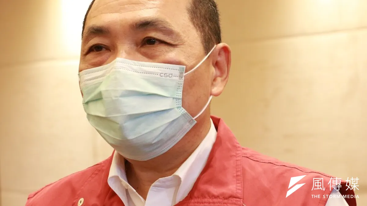 新北市長侯友宜盼民眾共體時艱遵守防疫規定,若不戴口罩趴趴走,將不勸導直接開罰,而且會越罰越重。(圖/李梅瑛攝)