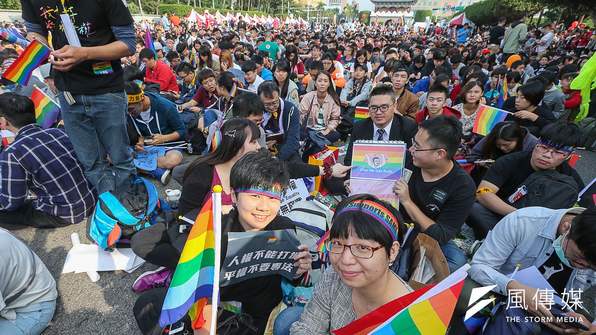 12月10日是世界人權日,曾於去年號召數十萬人站上凱道、力挺同性婚姻的婚姻平權大平台呼籲民進黨政府,立即修正《民法》,並檢討相關法規及措施。圖為去年同婚大遊行。(資料照,陳明仁攝) 12月10日是世界人權日,曾於去年號召數十萬人站上凱道、力挺同性婚姻的婚姻平權大平台呼籲民進黨政府,立即修正《民法》,並檢討相關法規及措施。圖為去年同婚大遊行。(資料照,陳明仁攝)
