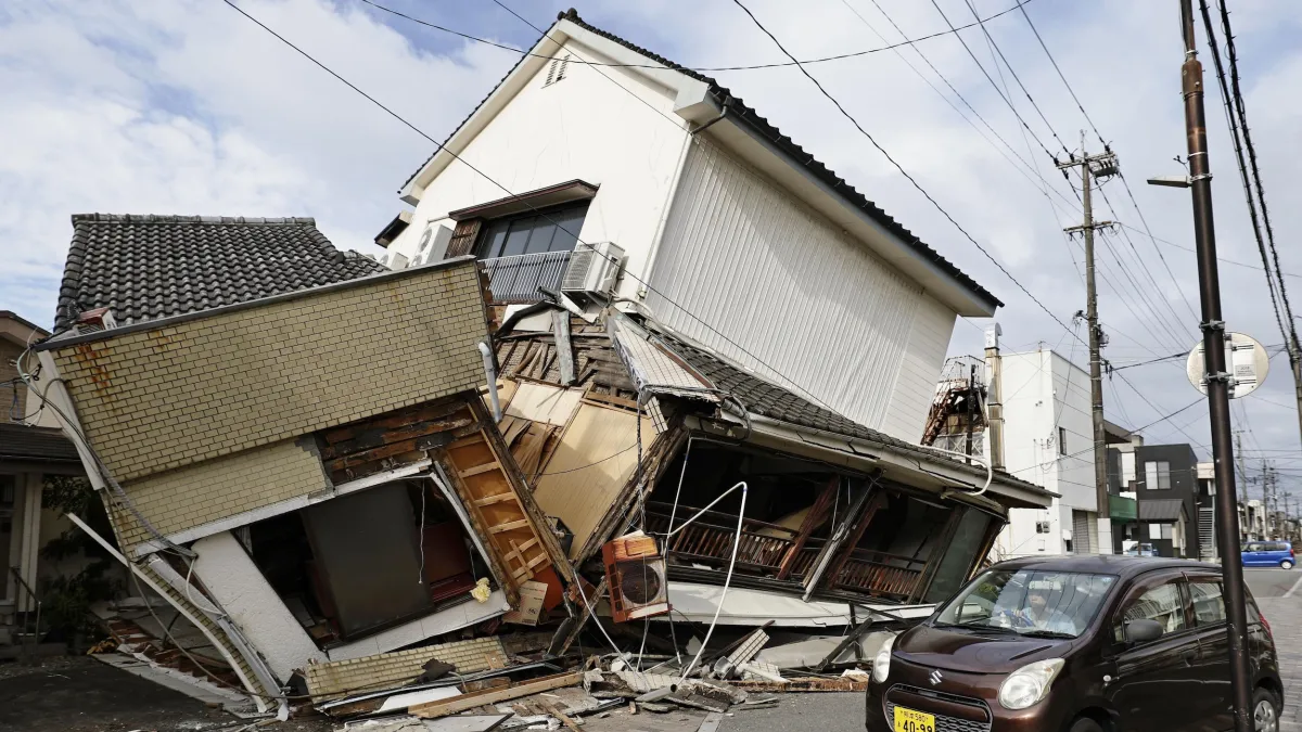 2026年7月28日,日本南部九州島熊本縣發生地震,八代市震倒不少建築物。(美聯社)