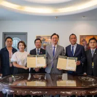 童振源大使見證「百WAYS中台灣」與南和旅行社締約觀光合作備忘錄。(圖/苗栗縣政府提供) 童振源大使見證「百WAYS中台灣」與南和旅行社締約觀光合作備忘錄。(圖/苗栗縣政府提供)
