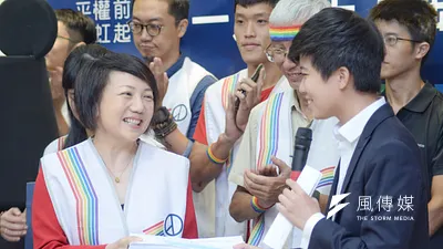 搶在最後時刻,社民黨召集人范雲將社民黨蒐集的連署書交到平權公投發起人苗博雅的手上。(甘岱民攝)