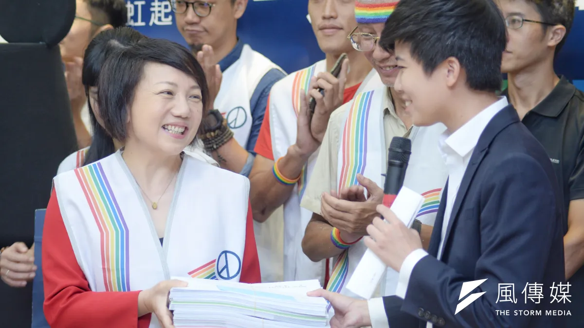 搶在最後時刻,社民黨召集人范雲將社民黨蒐集的連署書交到平權公投發起人苗博雅的手上。(甘岱民攝)