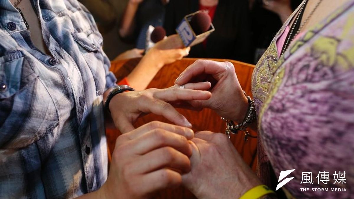 威斯康辛州一對同性伴侶6日交換戒指,締結良緣。(美聯社) 威斯康辛州一對同性伴侶6日交換戒指,締結良緣。(美聯社)