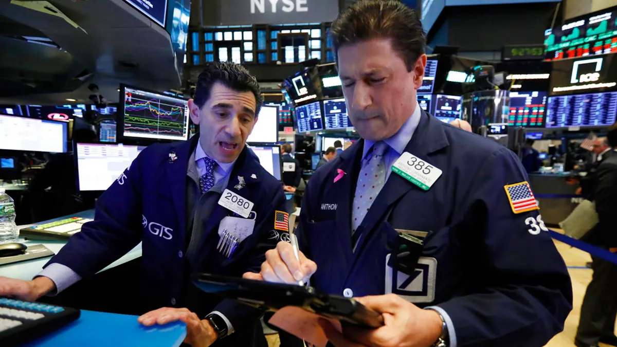 大摩認為,有鑑於目前的「K型」經濟,投資人在2026年必須考慮兩種情境,及其對於自身投資組合的影響。(美聯社) 大摩認為,有鑑於目前的「K型」經濟,投資人在2026年必須考慮兩種情境,及其對於自身投資組合的影響。(美聯社)