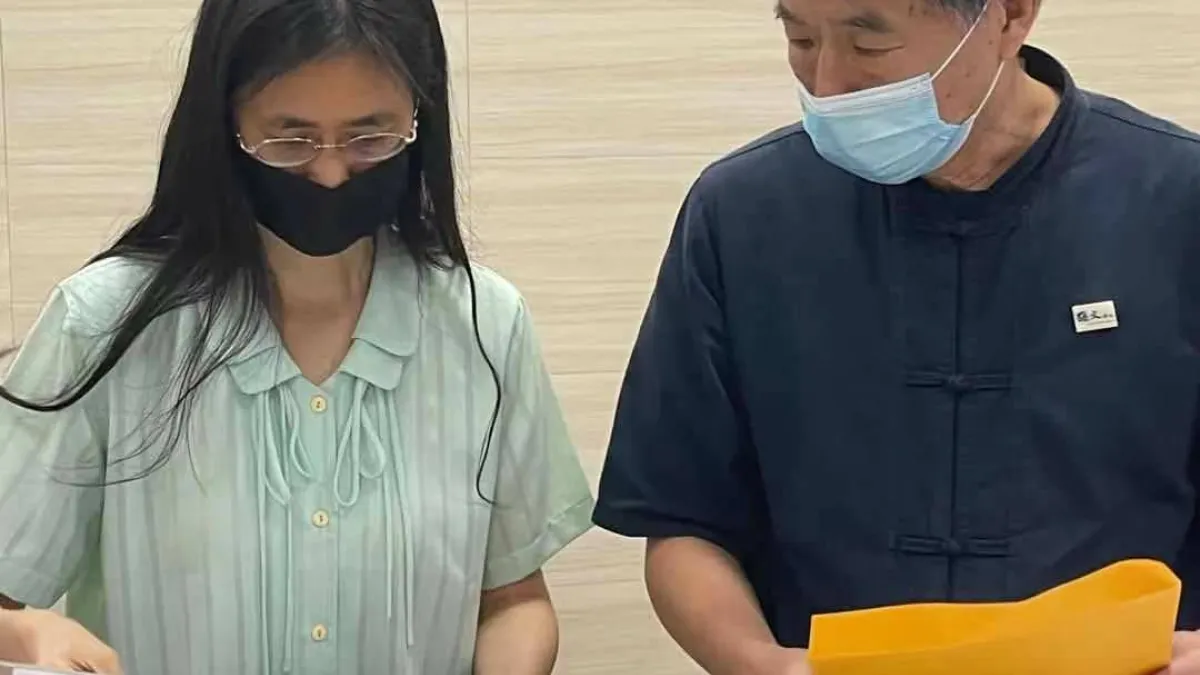 台大政治系教授、孫文學校總校長張亞中(圖右)宣布,已獲得500萬劑BNT疫苗,以及500萬劑中國國藥集團疫苗,希望總統蔡英文和衛福部長陳時中能同意進口,並在31日上午前往衛福部疾管署遞交疫苗進口申請書。(張亞中辦公室提供)