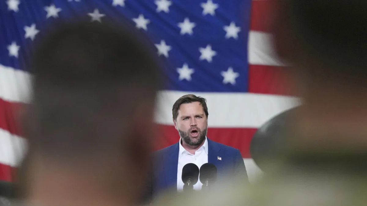 2025年8月13日。美國副總統范斯(JD Vance)在英國格洛斯特郡皇家空軍費爾福德拜訪第501戰鬥支援聯隊的飛行員和家屬時發表演說。(AP)