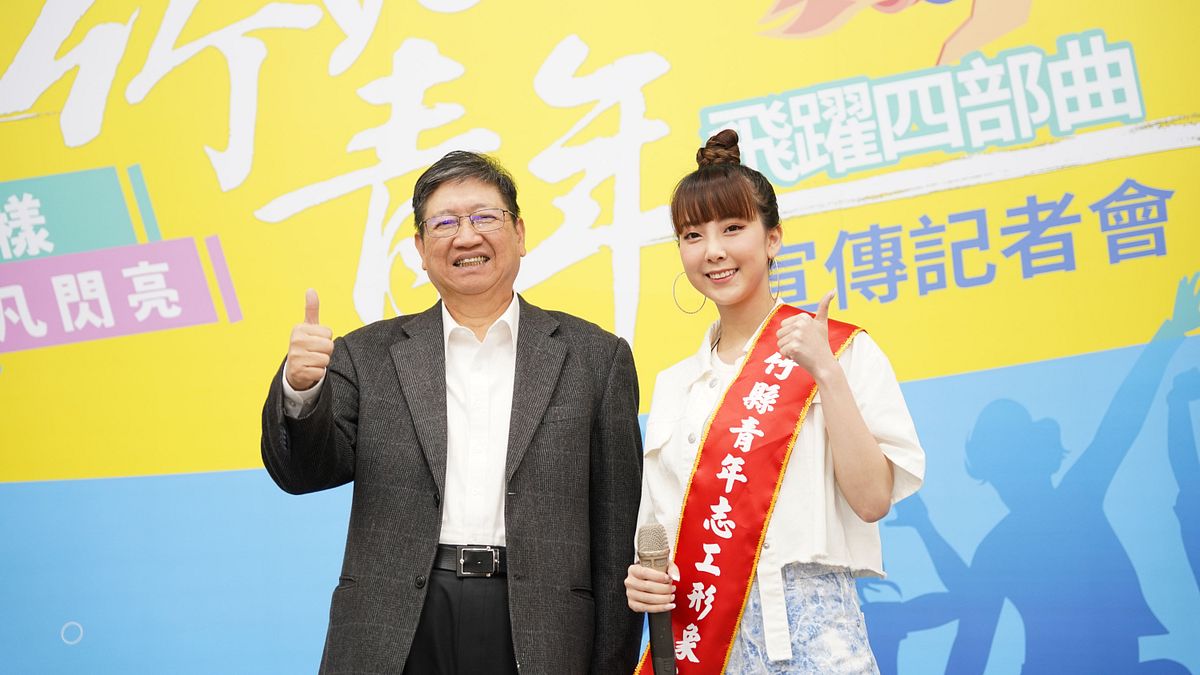 新竹縣長楊文科(左)與網紅牙牙共同為青年培力活動宣傳造勢。(圖/新竹縣政府提供) 新竹縣長楊文科(左)與網紅牙牙共同為青年培力活動宣傳造勢。(圖/新竹縣政府提供)
