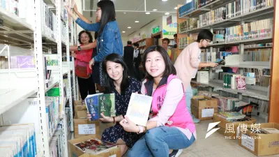新北市文化局局長蔡佳芬(左)、新北市議員陳儀君和民眾一起打包把書借回家,並相約明年開館見。 (圖/李梅瑛攝)