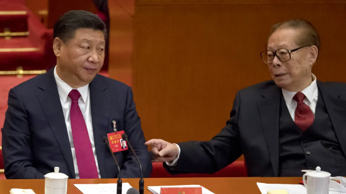 2017年10月,中共十九大上的習近平與江澤民。(美聯社)