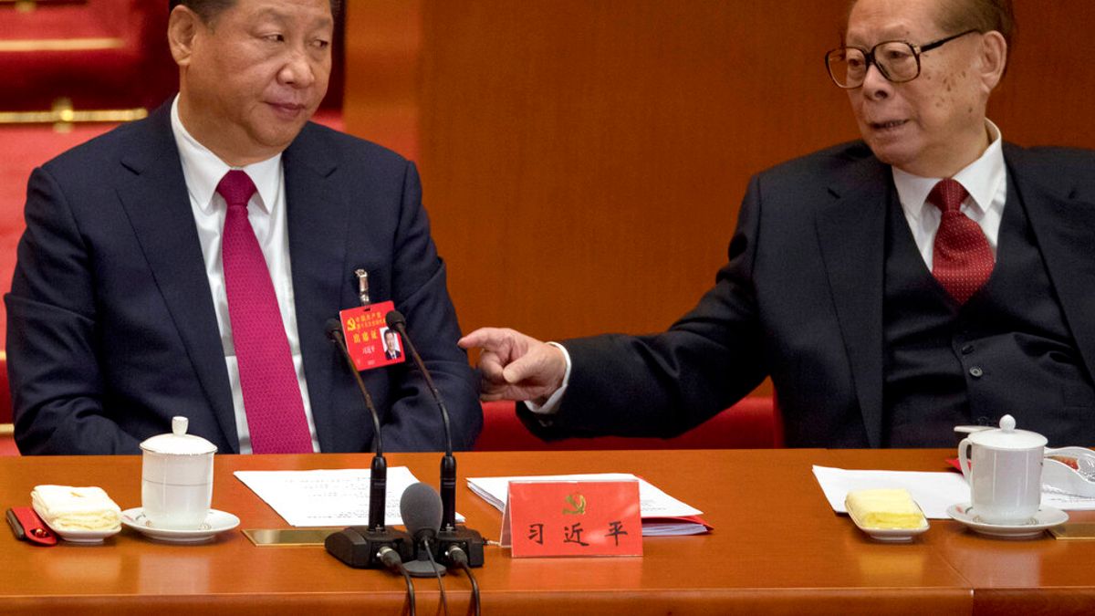 2017年10月,中共十九大上的習近平與江澤民。(美聯社) 2017年10月,中共十九大上的習近平與江澤民。(美聯社)