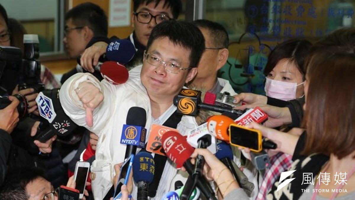 洪案一審輕判洪家無法接受,痛批黑心法院黑心國家,洪舅舅更大姆指向下,表達憤怒。(余志偉攝) 洪案一審輕判洪家無法接受,痛批黑心法院黑心國家,洪舅舅更大姆指向下,表達憤怒。(余志偉攝)