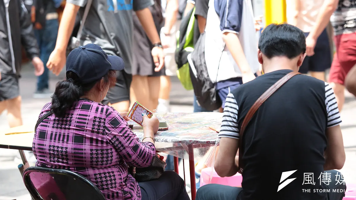 民進黨立委蘇巧慧、陳賴素美提案,要增修《公益彩券發行條例》部分條文,新增對人頭戶的罰則。(顏麟宇攝) 民進黨立委蘇巧慧、陳賴素美提案,要增修《公益彩券發行條例》部分條文,新增對人頭戶的罰則。(顏麟宇攝)