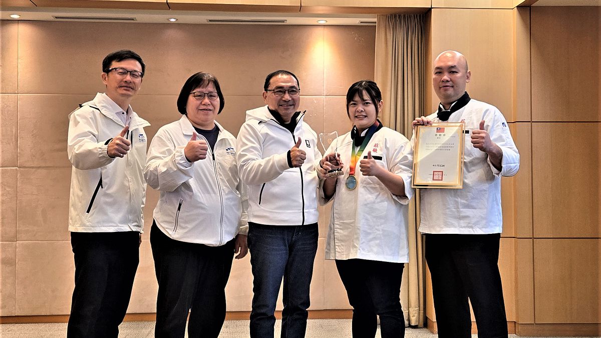 榮獲西餐烹飪職類第一名-莊敬工家汪姿岑同學(右2)與校長老師於市政會議獻獎給市長侯友宜。(圖/新北市教育局提供) 榮獲西餐烹飪職類第一名-莊敬工家汪姿岑同學(右2)與校長老師於市政會議獻獎給市長侯友宜。(圖/新北市教育局提供)