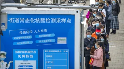 2022年11月,北京街頭的核酸檢測點。(美聯社)