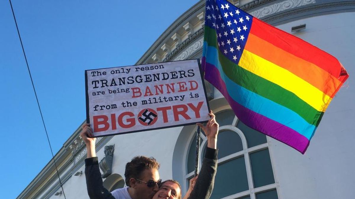 美國總統川普7月宣布禁止跨性別人士從軍後,引發外界抗議,圖為一對同志情侶手拿彩虹旗與標牌抗議川普的決定,標牌寫著:「禁止跨性別者從軍的唯一原因是偏執。」 美國總統川普7月宣布禁止跨性別人士從軍後,引發外界抗議,圖為一對同志情侶手拿彩虹旗與標牌抗議川普的決定,標牌寫著:「禁止跨性別者從軍的唯一原因是偏執。」