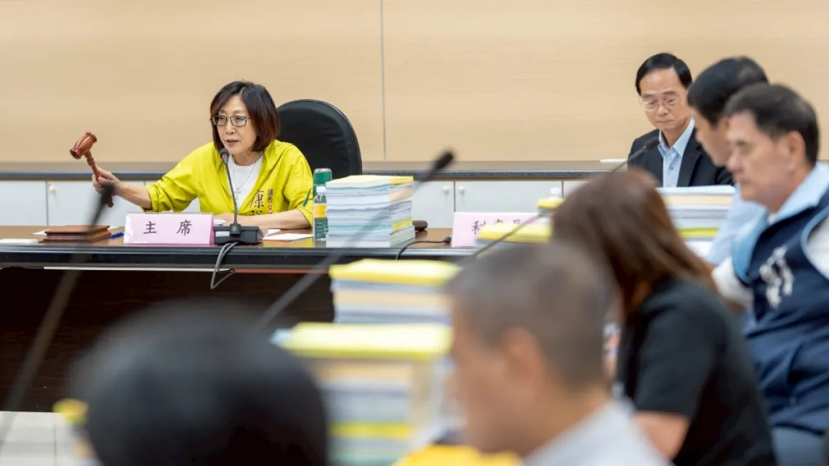 會議由議長康裕成主持,副議長曾俊傑及江瑞鴻、朱信強、陳明澤、邱俊憲、黃香菽、劉德林、陳善慧等議員出席。(圖/高市議會提供)