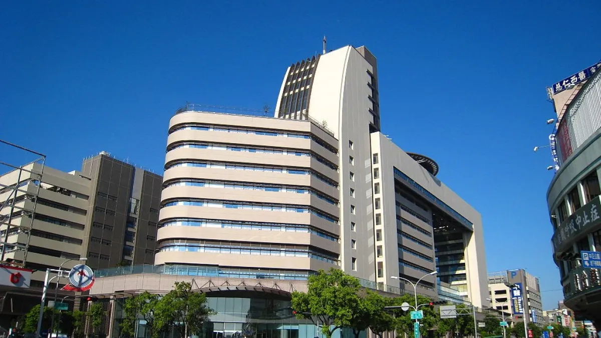 中國醫藥大學附設醫院傳向新進住院醫師收取1至3萬元不等的「履約保證金」。(資料照,中國醫藥大學附設醫院@wikipedia)