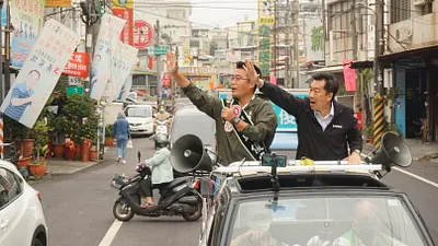 內政部次長陳宗彥南下陪車掃,力挺獲得評鑑優質的議員邱俊憲 。(圖/邱俊憲競總提供)