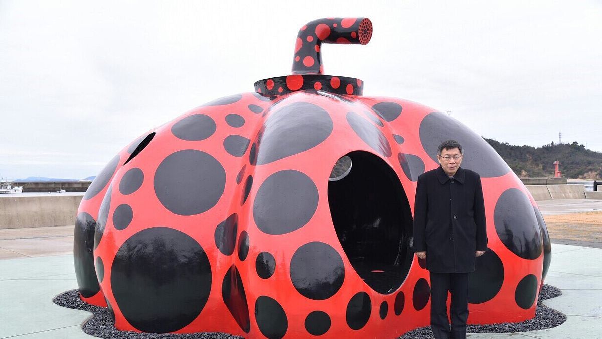 正在日本進行訪問的台北市長柯文哲,30日拜會香川縣知事浜田恵造,並前往直島參訪,在草間彌生的作品前留影(台北市政府) 正在日本進行訪問的台北市長柯文哲,30日拜會香川縣知事浜田恵造,並前往直島參訪,在草間彌生的作品前留影(台北市政府)