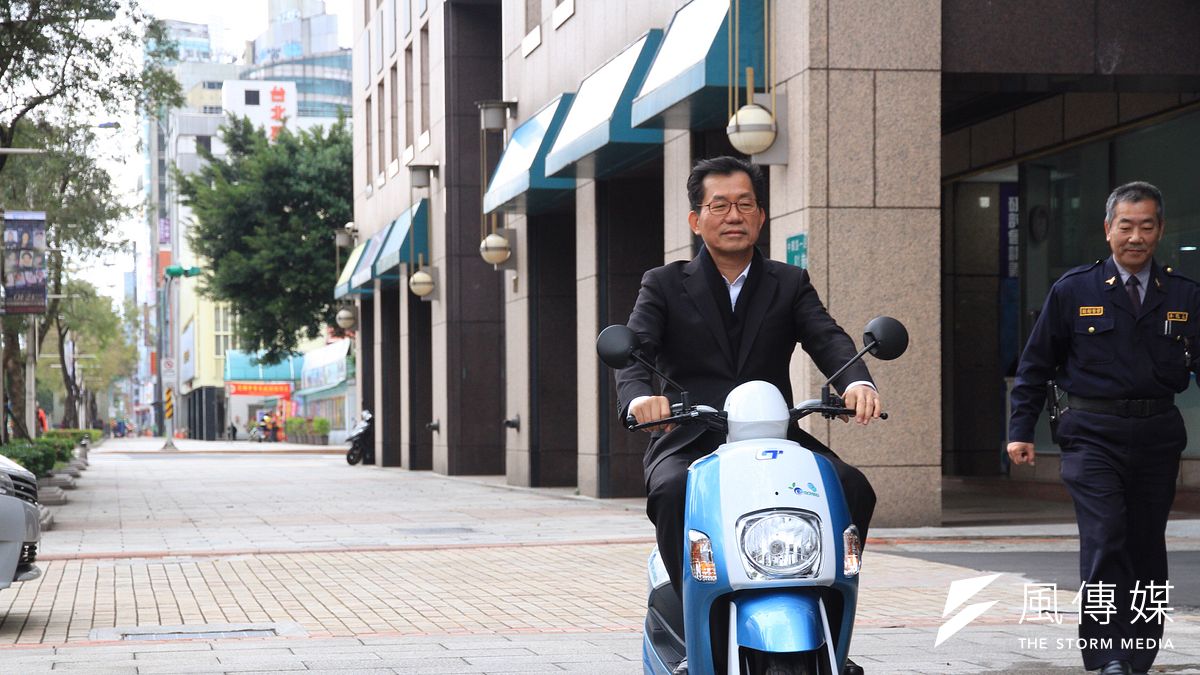 環保署29日召開記者會,公布未來空汙等防治計劃,環保署署長李應元試騎電動機車。(曾原信攝) 環保署29日召開記者會,公布未來空汙等防治計劃,環保署署長李應元試騎電動機車。(曾原信攝)