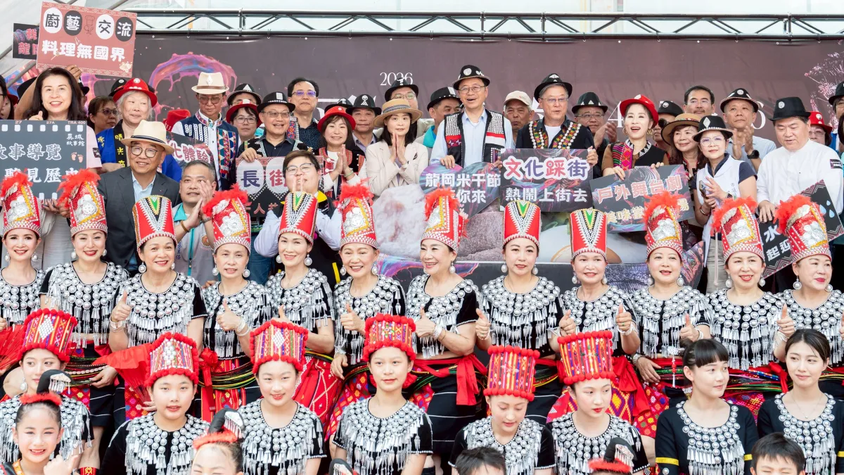 桃園市長張善政出席2026龍岡米干節記者會,與貴賓及合影。(圖/桃園市政府提供)