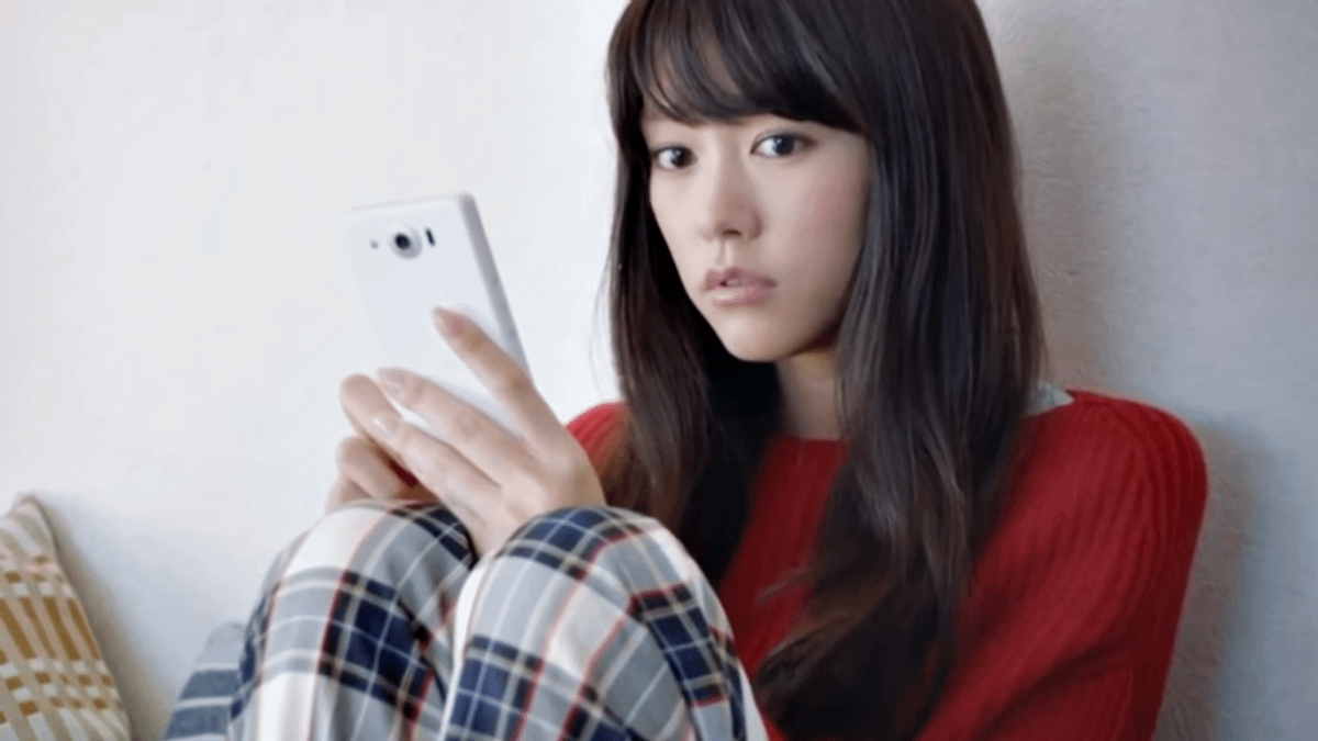 手機不離身,隨時上網的狀態,收集到無謂的資訊反而令人不安。(示意圖/翻攝自youtube) 手機不離身,隨時上網的狀態,收集到無謂的資訊反而令人不安。(示意圖/翻攝自youtube)