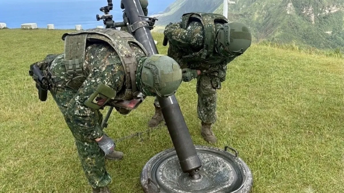 國軍前往蘭嶼綠島實施防衛作戰演練,在島上迅速構築機動陣地,強化離島守備能量。(第二作戰區提供)