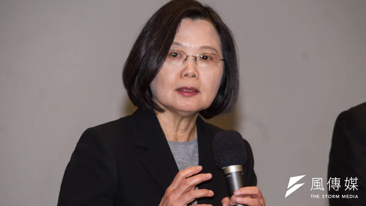 作者認為,若是總統蔡英文(見圖)還有羞恥心,就主動退回退休本金400萬,給年輕人做個良好示範吧?(資料照,蔡親傑攝)