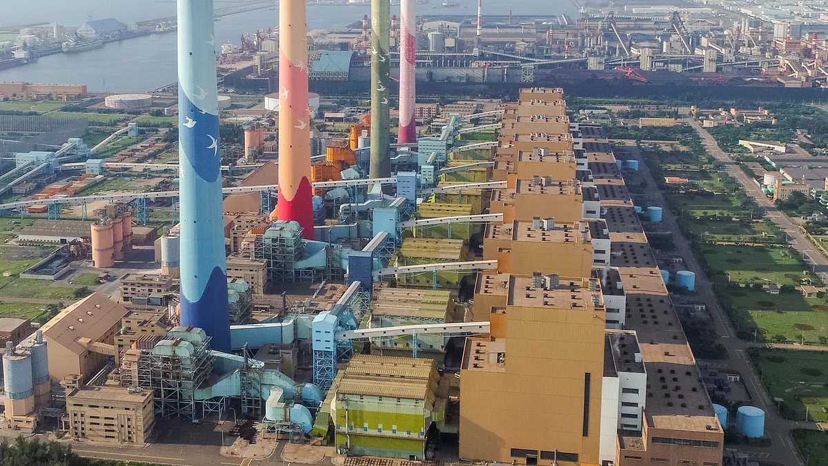 蔡英文總統本月12日表示:「今年夏天供電穩定,備轉容量率保持10%水準,台灣不缺電,是一個不必爭辯的事實。」但是蔡總統不告訴你的事是,台灣現在不缺電是靠火力發電!。圖為台中火力發電廠。(資料ˋ照,台中市政府提供)