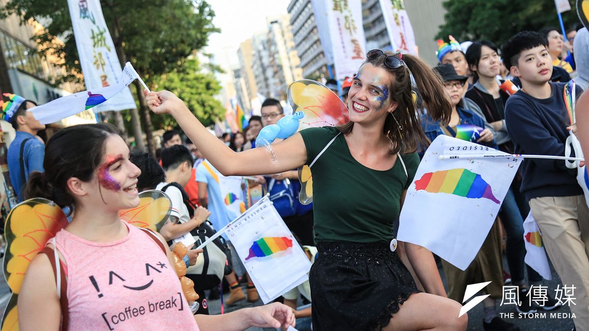 世界同性婚姻合法化的國家,荷蘭生育率維持得差不多,比利時則是逐年上升,而從2000年到現在同婚都未合法化的台灣,生育率卻是下降30%以上。示意圖為2018台灣同志大遊行。(資料照,簡必丞攝) 世界同性婚姻合法化的國家,荷蘭生育率維持得差不多,比利時則是逐年上升,而從2000年到現在同婚都未合法化的台灣,生育率卻是下降30%以上。示意圖為2018台灣同志大遊行。(資料照,簡必丞攝)