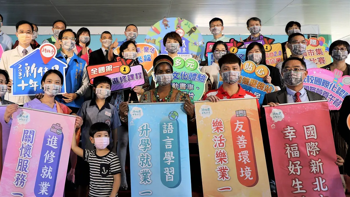 侯友宜表示,市府整合九大局處資源攜手產學民代表,共同推動三條龍政策,讓新住民及其子女、移工擁有樂活、樂業、樂學在地好生活。(圖/新北市教育局提供) 侯友宜表示,市府整合九大局處資源攜手產學民代表,共同推動三條龍政策,讓新住民及其子女、移工擁有樂活、樂業、樂學在地好生活。(圖/新北市教育局提供)