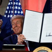 2025年7月23日、アメリカのトランプ大統領がワシントンで開催された人工知能サミットに出席し、講演後に行政命令に署名。(AP通信) 2025年7月23日、アメリカのトランプ大統領がワシントンで開催された人工知能サミットに出席し、講演後に行政命令に署名。(AP通信)