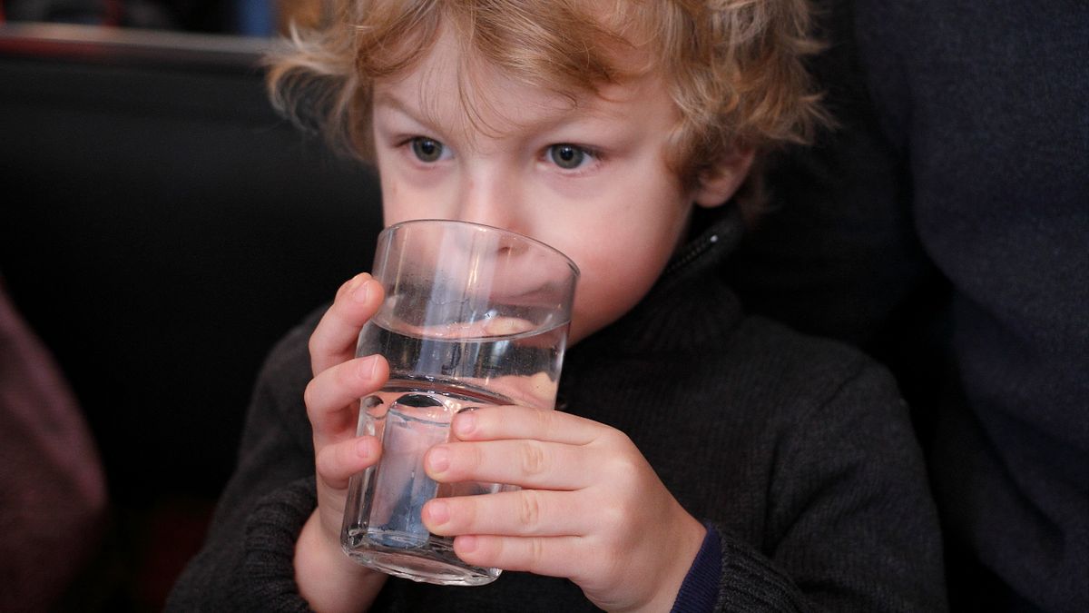 中醫觀點,每天喝水超過3千毫升,不但無益,反而有害!(圖/Mauricio Alves@flickr) 中醫觀點,每天喝水超過3千毫升,不但無益,反而有害!(圖/Mauricio Alves@flickr)