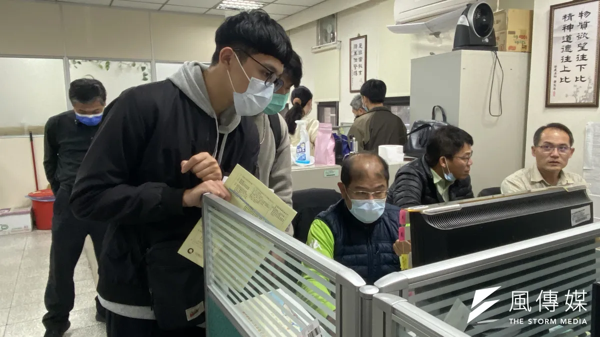 台中科大企管系學生到中市交通大隊參訪,員警向學生說明交通事故處理流程。(圖/王秀禾)