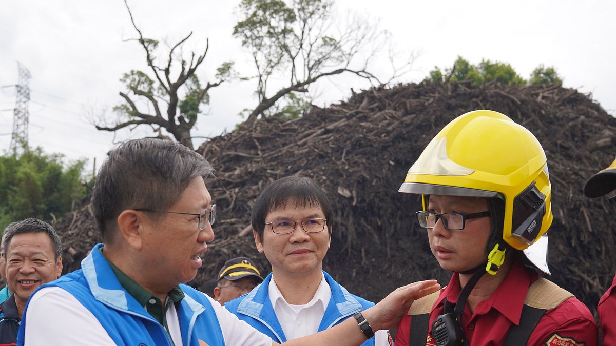 新竹縣長楊文科25日上午會勘火警現場,並慰問辛苦的消防弟兄,感謝大家站在前線守護鄉親。(圖/新竹縣政府提供) 新竹縣長楊文科25日上午會勘火警現場,並慰問辛苦的消防弟兄,感謝大家站在前線守護鄉親。(圖/新竹縣政府提供)