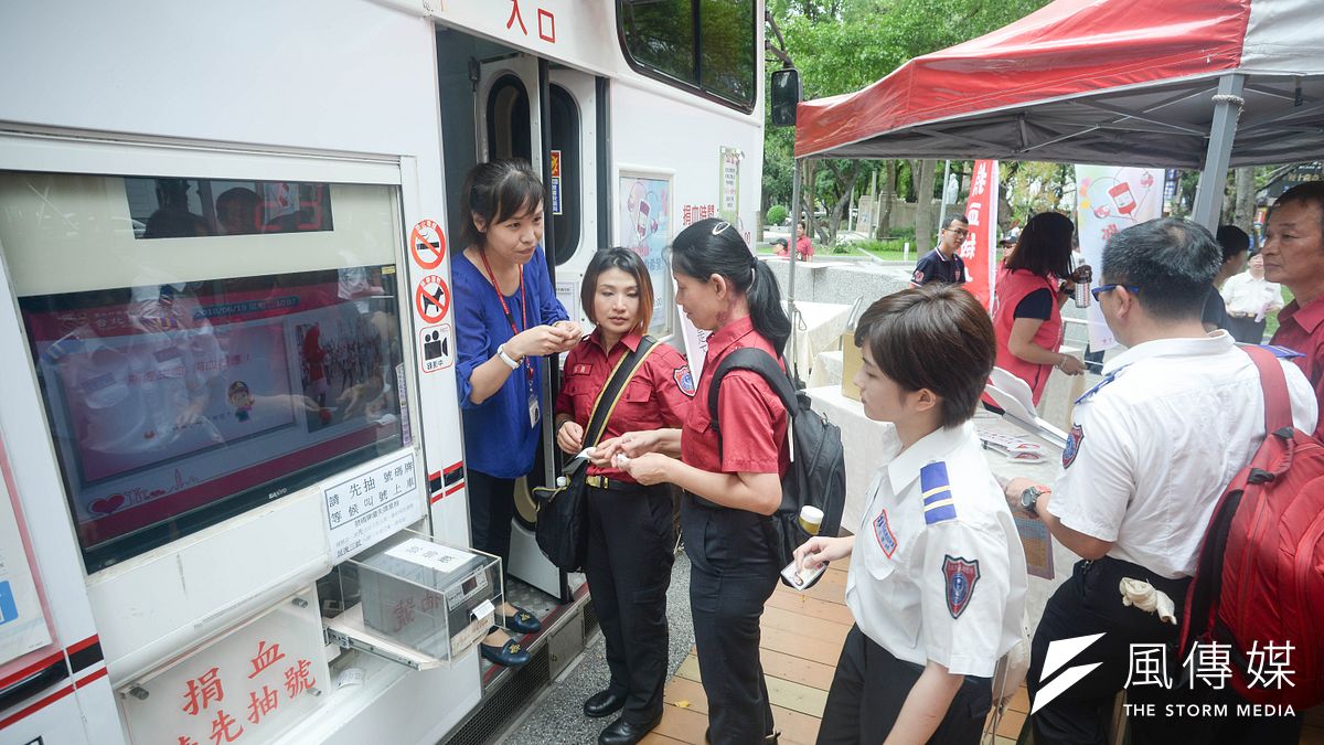 台灣各地鬧血荒,圖為捐血記者會,義消排隊進入捐血車。(資料照片,甘岱民攝) 台灣各地鬧血荒,圖為捐血記者會,義消排隊進入捐血車。(資料照片,甘岱民攝)