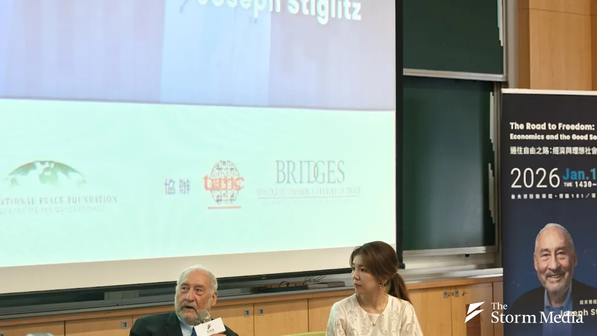 Nobel Economics laureate Joseph Stiglitz (left) responds to questions from moderator Catherine Lu during the 'Road to Freedom: Economics and the Ideal Society' forum expert panel at National Taiwan University on January 13. (Photo by Wang Qiu-yan)