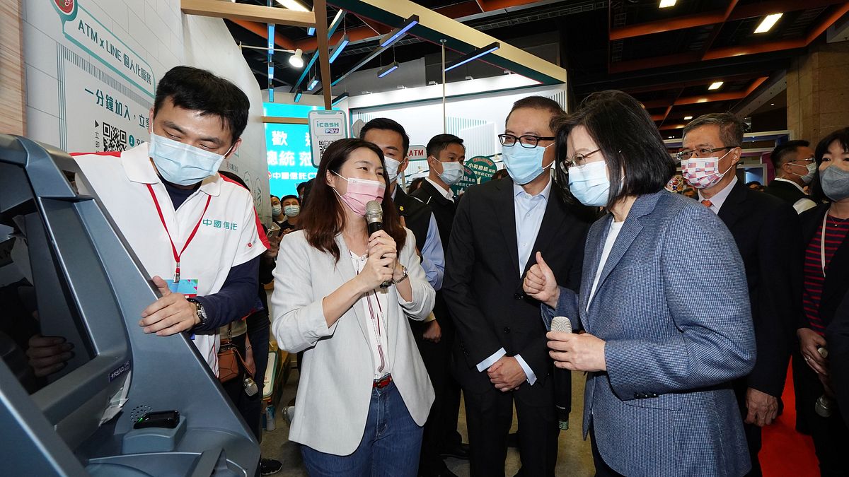 蔡英文總統蒞臨台北金融博覽會中國信託攤位,中信金控總經吳一揆(右二)陪同解說中國信託新一代ATM功能。(中信金控提供) 蔡英文總統蒞臨台北金融博覽會中國信託攤位,中信金控總經吳一揆(右二)陪同解說中國信託新一代ATM功能。(中信金控提供)