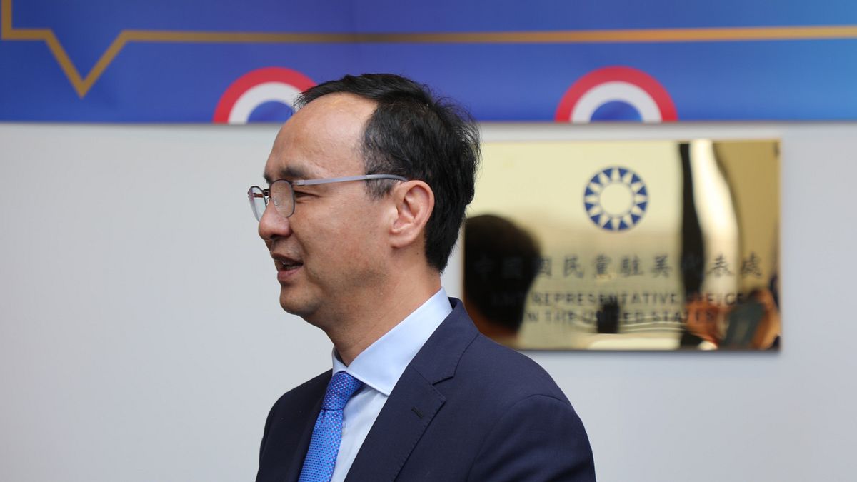 國民黨主席朱立倫此次訪美除為駐美代表處揭幕,更屢屢公開強力表達「親美反共」立場,但藍營內部反應卻異常冷淡。(資料照,國民黨提供) 國民黨主席朱立倫此次訪美除為駐美代表處揭幕,更屢屢公開強力表達「親美反共」立場,但藍營內部反應卻異常冷淡。(資料照,國民黨提供)