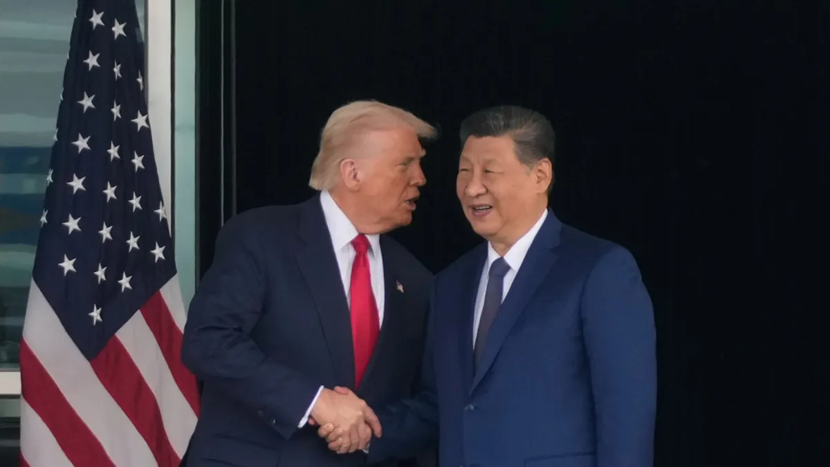 美國總統川普(左)將預計於3月31日至4月2日赴北京與中國國家主席習近平(右)會晤,這是兩人繼去年10月在南韓釜山會面後、再度面對面協商,外界高度關注。(資料照,美聯社)