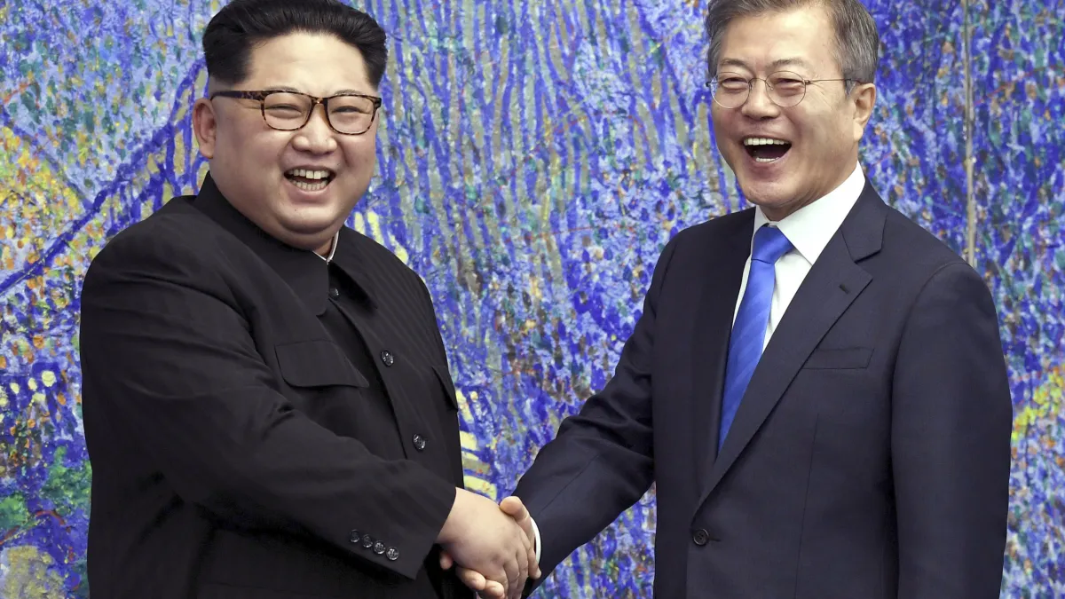 2018年4月27日「文金會」,文在寅與金正恩在板門店相見歡。(美聯社)