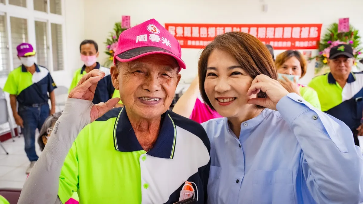 屏東萬巒鄉新置社區發展協會正式揭牌啟用,縣長周春米到場與長輩開心互動。(圖/屏東縣政府社會處提供)