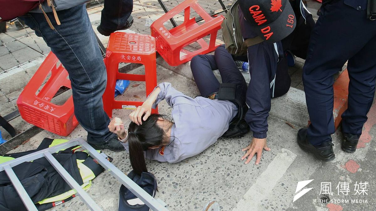 反年改團體與警察發生衝突並試圖闖入立院,警方受到推擠倒地。(資料照,陳明仁攝) 反年改團體與警察發生衝突並試圖闖入立院,警方受到推擠倒地。(資料照,陳明仁攝)