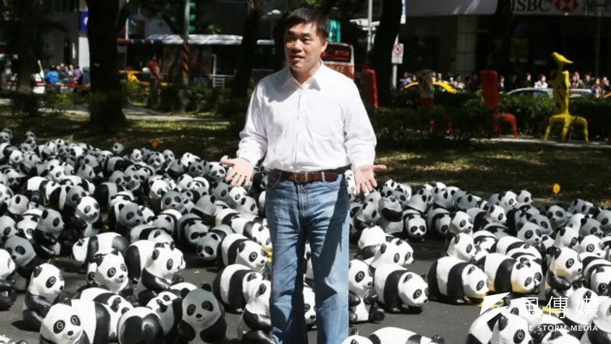 家長們趁著6月15日郝龍斌頒發市長獎的機會,集結典禮會場前抗議,也讓台北市長郝龍斌因教育部的12年國教不當政策,無端成了受災戶。(余志偉攝)