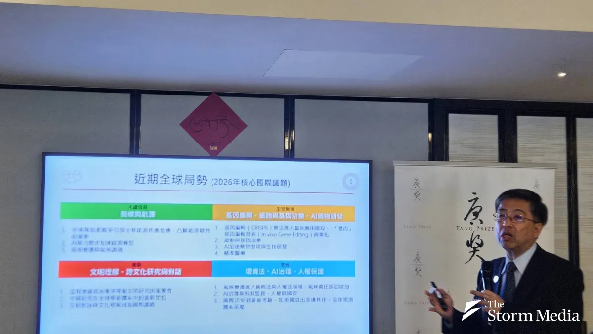 Tang Prize Foundation CEO Chern Jenn-chuan Chern presents the foundation's global outlook report on April 30, 2026. (Photo by Penny Wang)