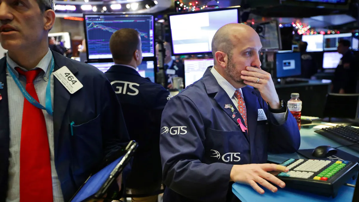 突如其來的股市殺盤,迫使投資人開始思考,情況是否比想像中的更糟糕。(AP) 突如其來的股市殺盤,迫使投資人開始思考,情況是否比想像中的更糟糕。(AP)