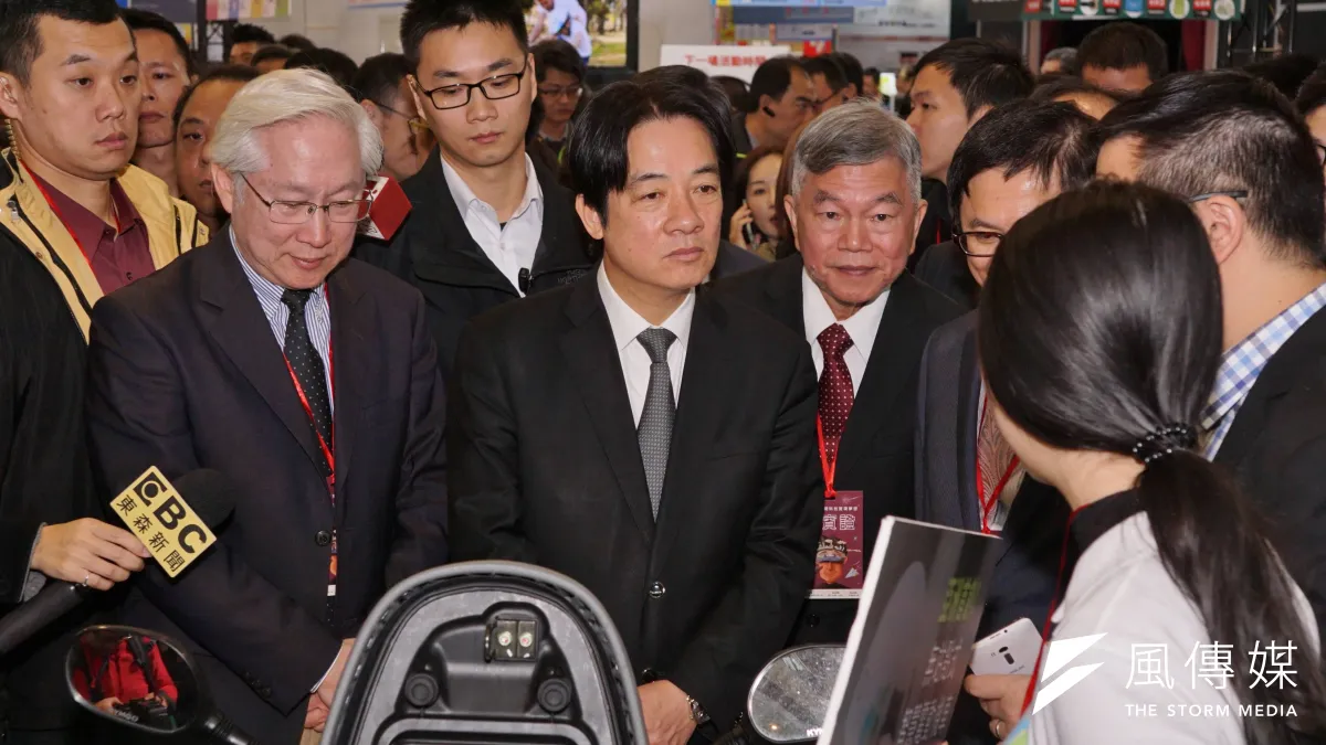 行政院長賴清德要為政務委員吳政忠的能源政策背書,實在為難。圖為賴清德、經濟部長沈榮津、政委吳政忠參觀台北資訊月活動。(盧逸峰攝)