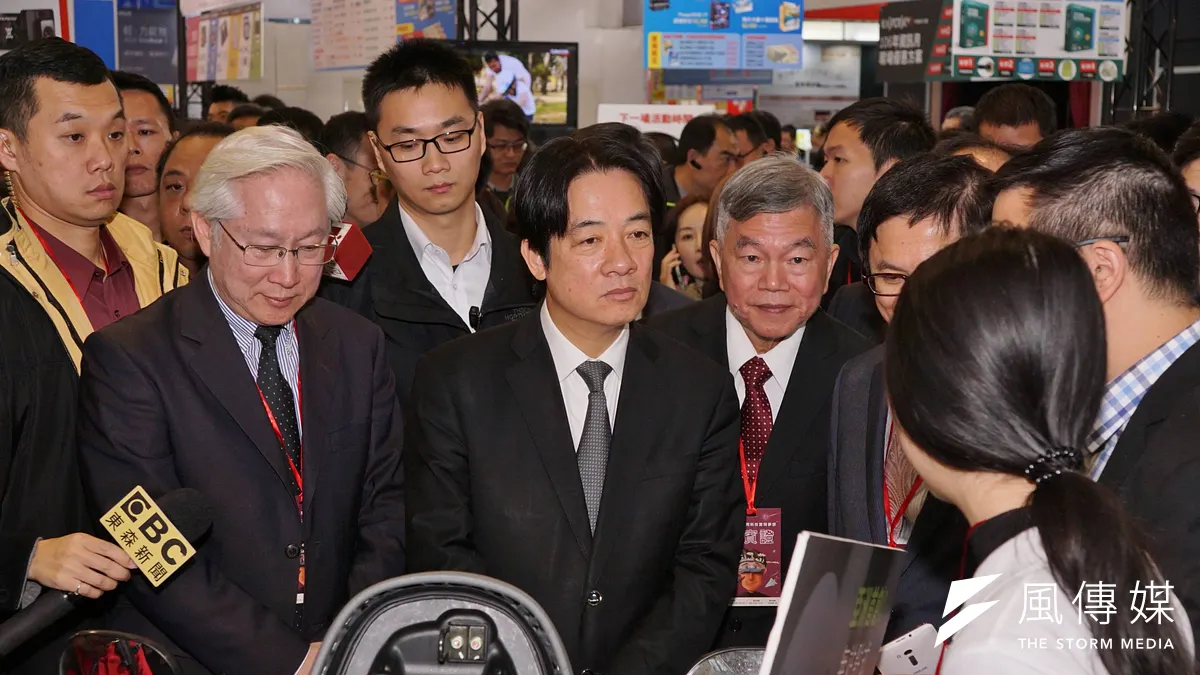 行政院長賴清德要為政務委員吳政忠的能源政策背書,實在為難。圖為賴清德、經濟部長沈榮津、政委吳政忠參觀台北資訊月活動。(盧逸峰攝) 行政院長賴清德要為政務委員吳政忠的能源政策背書,實在為難。圖為賴清德、經濟部長沈榮津、政委吳政忠參觀台北資訊月活動。(盧逸峰攝)