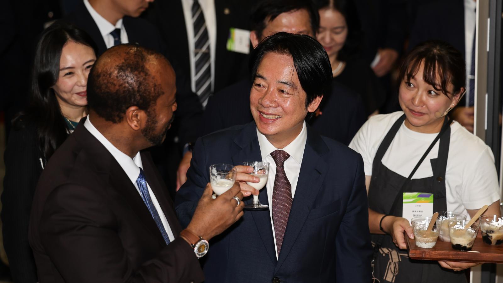 國慶酒會》賴清德和史瓦帝尼國王「碰杯致友誼」 看表演頻咬耳朵、有說有笑